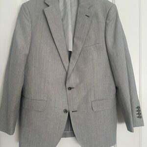 Light Gray Sport Coat with Notched Lapel and Tailored Fit